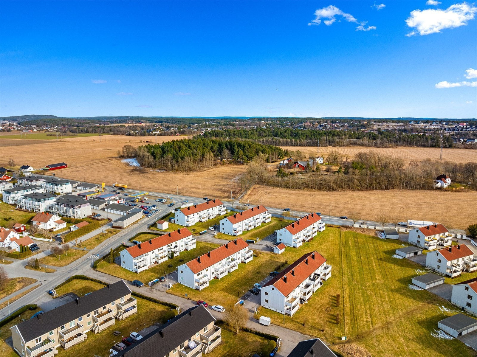 Store felles grøntarealer på borettslagets område gjenspeiler de landlige omgivelsene like utenfor byen. Galleribilde