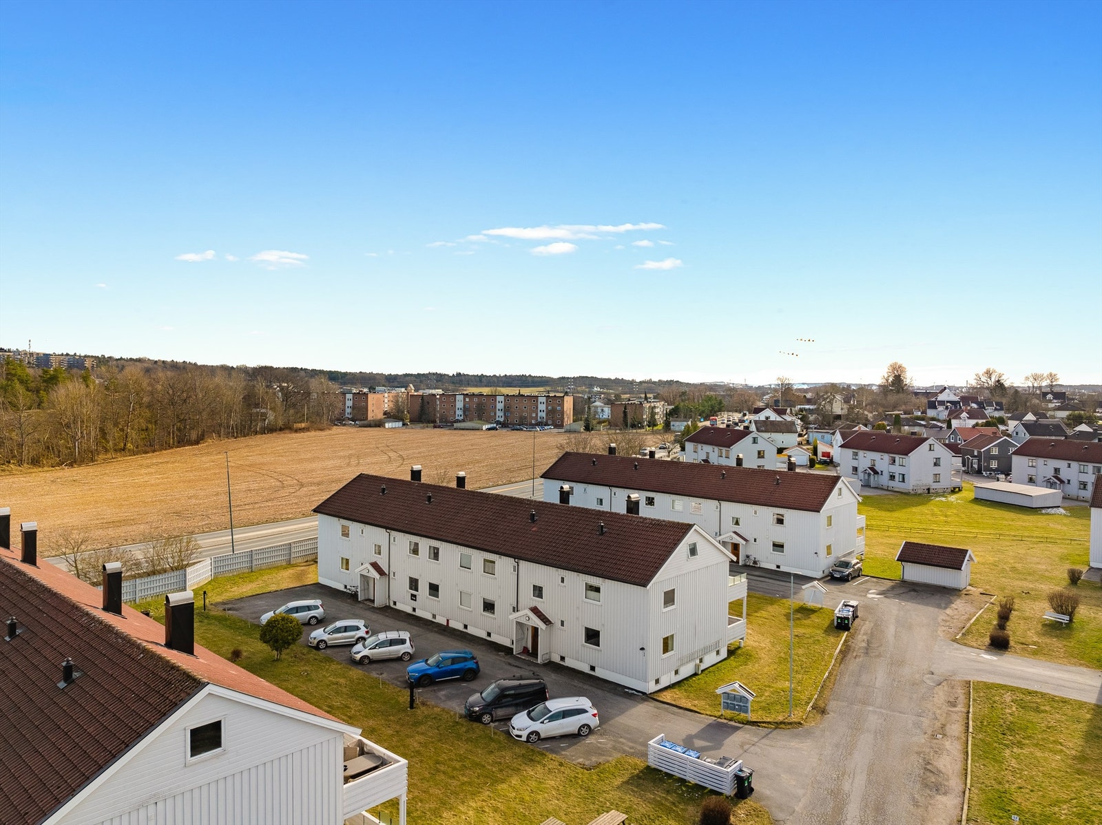 Like utenfor døren disponerer leiligheten fast biloppstillingsplass der det er mulighet for å montere lader til EL-bil. Galleribilde