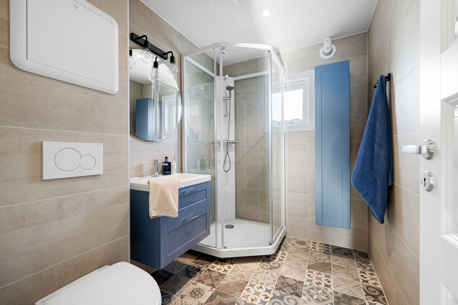 Etter renovering i 2020 har badet både moderne standard og et stilfullt, klassisk moderne uttrykk. Galleribilde