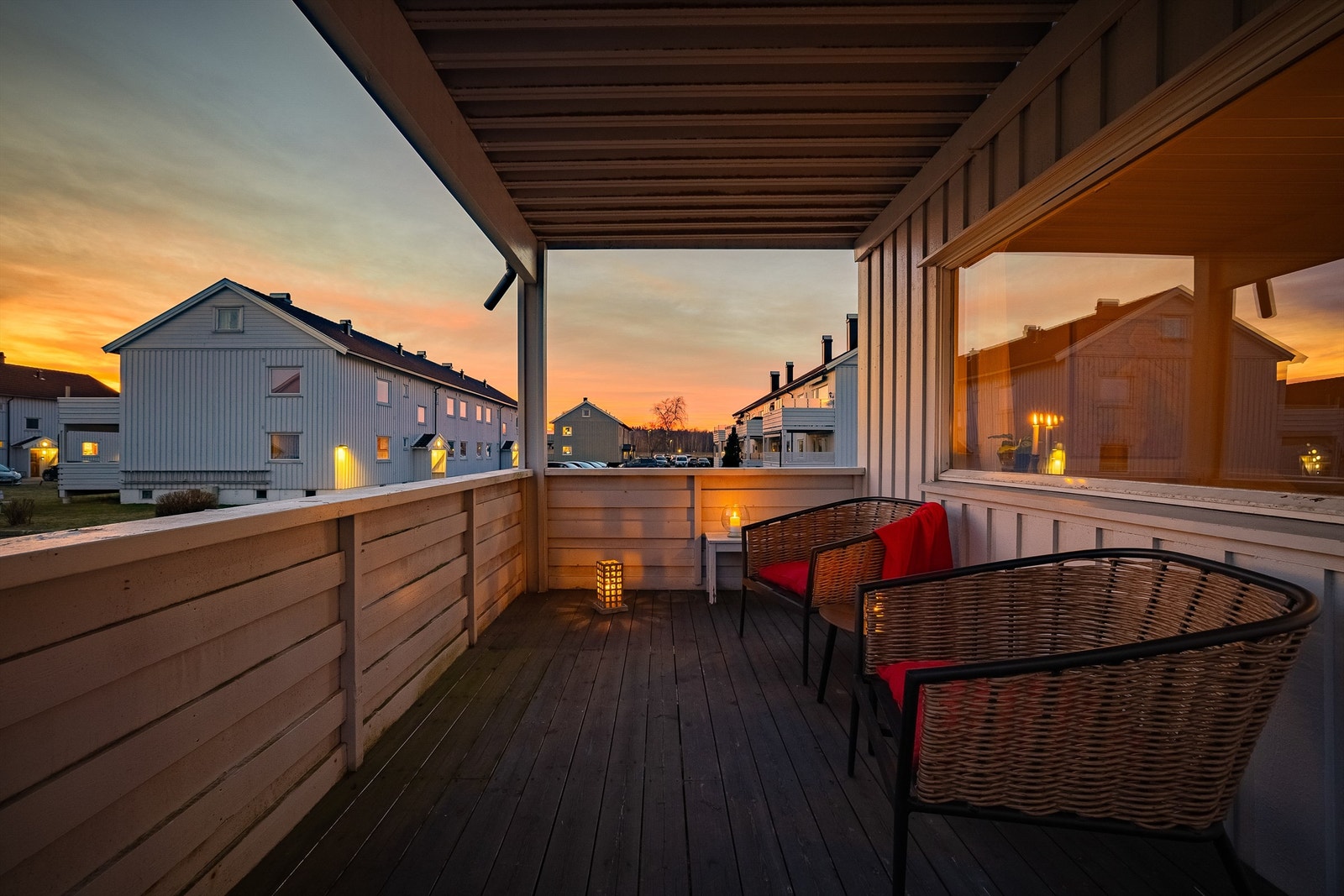 Sommerstid er det sol på verandaen allerede fra rundt kl. 11 og til godt utover kvelden! Galleribilde