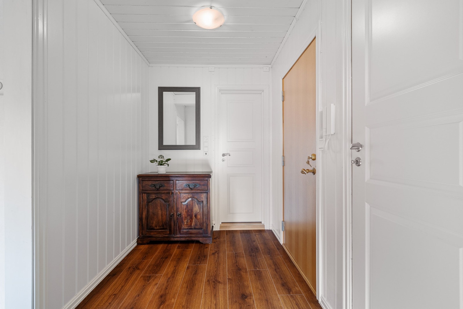 Veggflaten mot kjøkkenet er det fullt mulig å utnytte til skap eller en smart garderobeløsning. Galleribilde