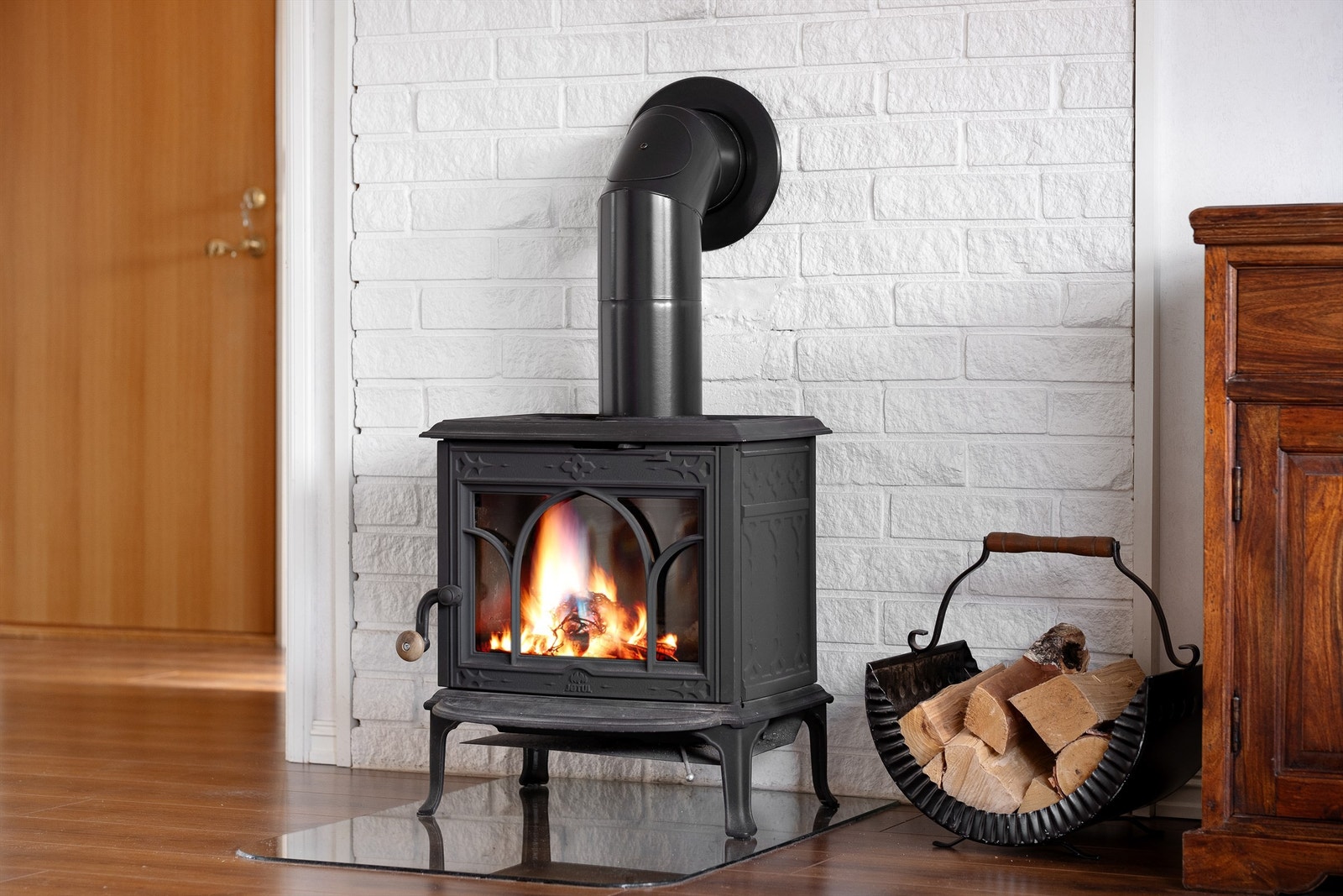 Stuens vedovn kan gi varme til hele leiligheten, som for øvrig varmes opp med hjelp av elektrisitet. Galleribilde