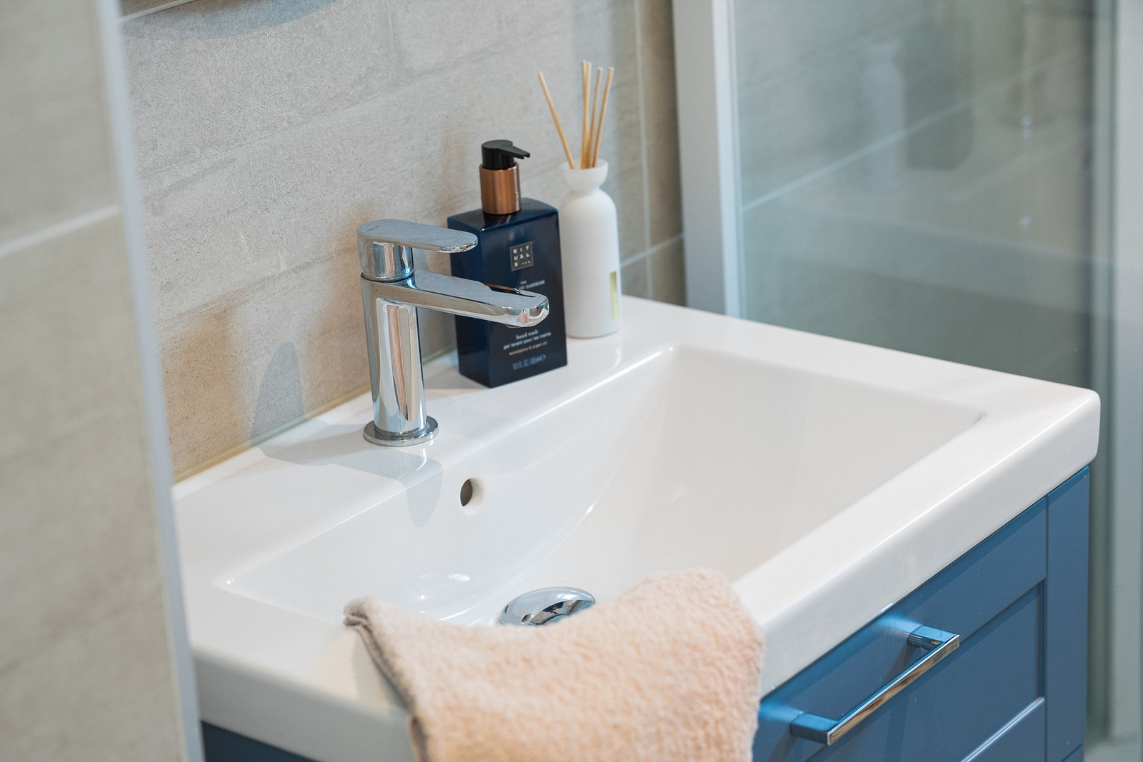 Servantskuffer og høyskap har lett tilgjengelig oppbevaringsplass for baderomseffekter. Galleribilde