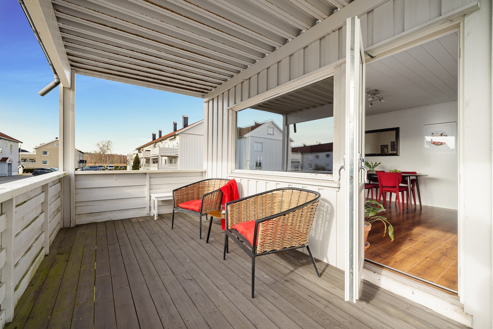 Over verandaen er det montert plater som skjermer og gjør det mulig å sitte ute selv om sommerværet ikke er på sitt aller beste. Galleribilde