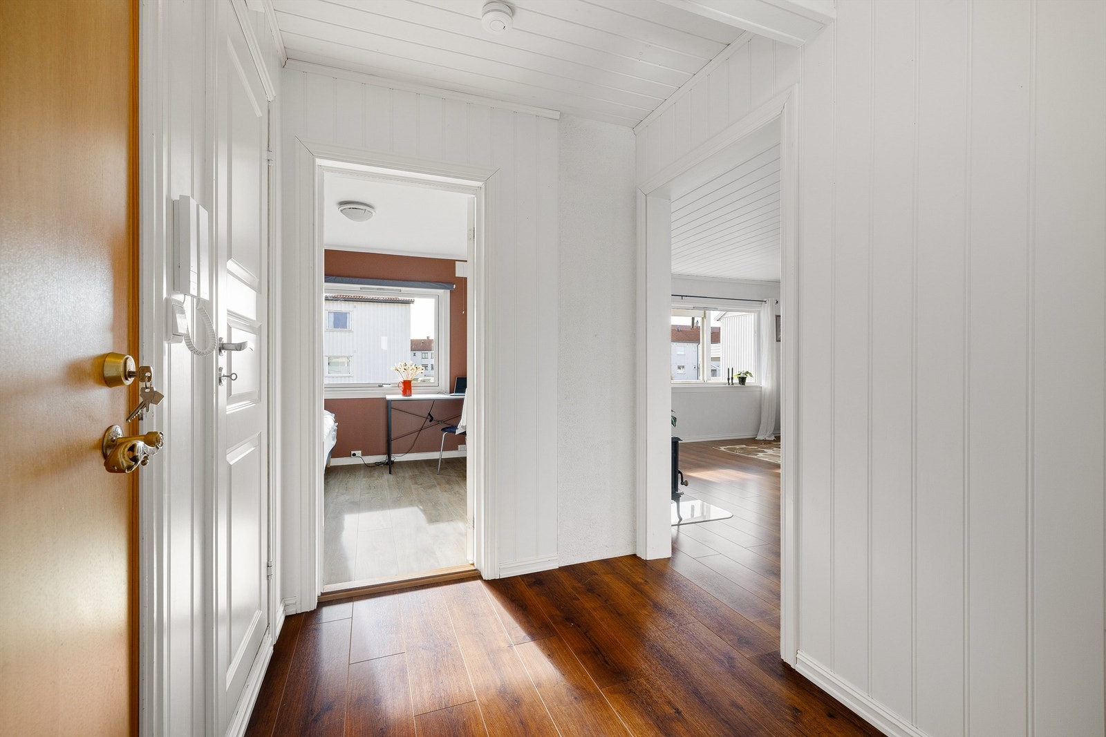 Innvendig bod ved entreen er i mange tilsvarende leiligheter tatt i bruk som garderobe. Galleribilde