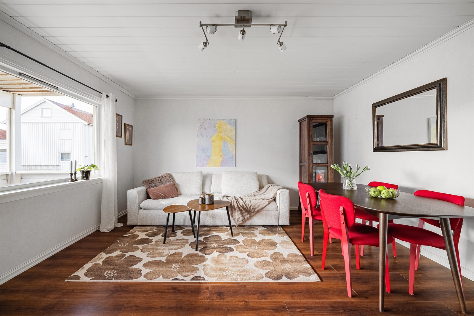 Med vindu og verandadør henvendt i syd-vestlig retning får stuen mye naturlig lys gjennom dagen. Galleribilde