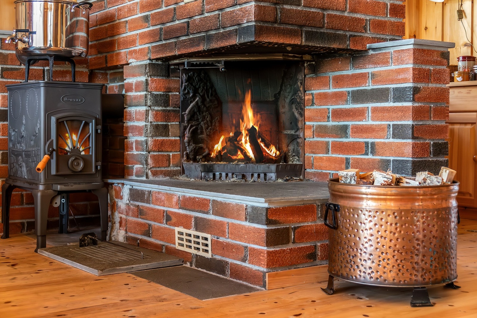 Peisen gir ekstra god og lun hyttefølelse og vedovn varmer ekstra godt på kalde dager Galleribilde