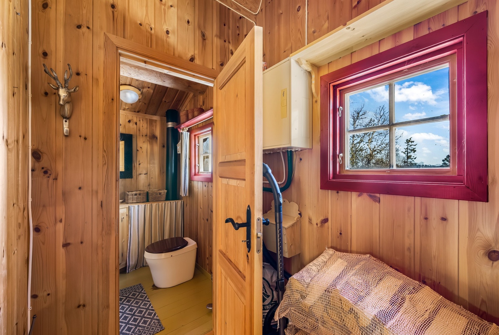 Innenfor inngangen kommer du til badet, hvor det er satt inn en snurredass. Galleribilde