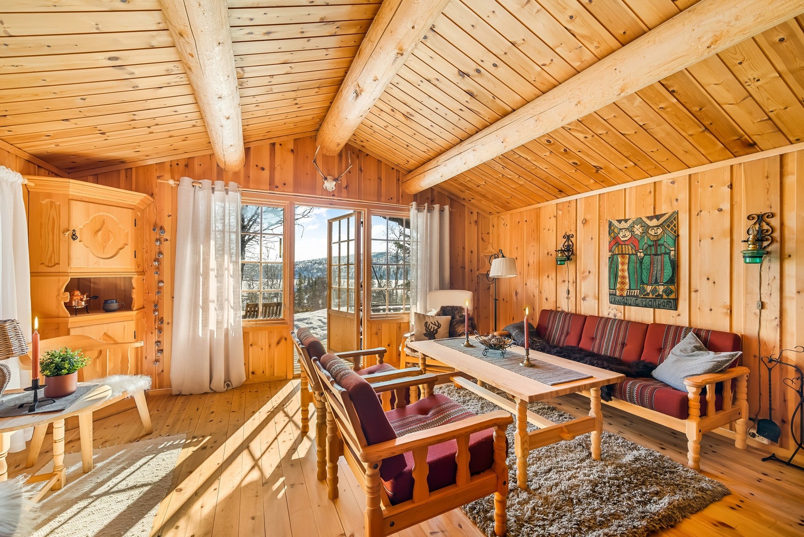 De store vinduene mot sør, slipper inn mye dagslys Galleribilde