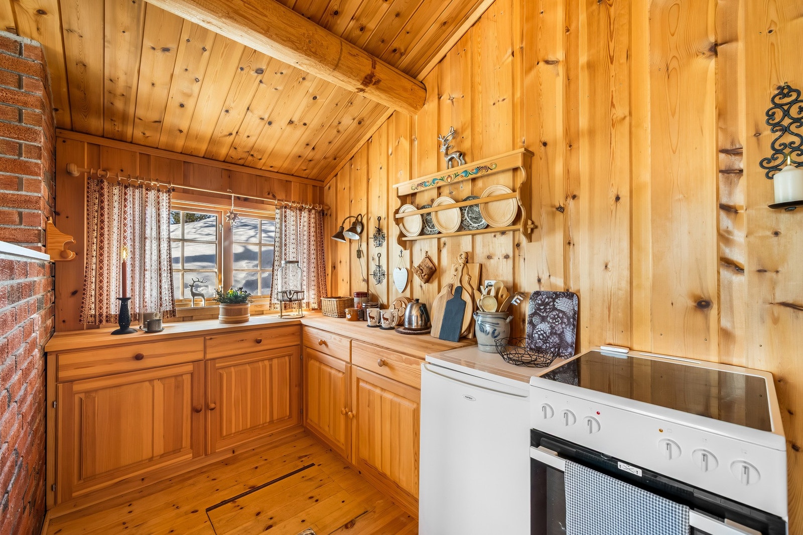 Koselig liten kjøkkenkrok, enkelt innredet med furufronter og benkeplate i laminat Galleribilde