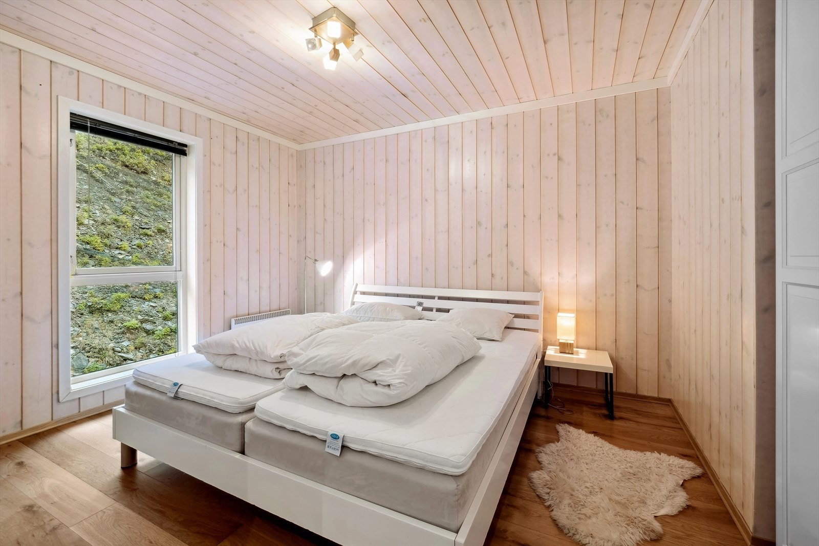 Hovedsoverommet er av god størrelse med plass til en dobbeltseng, tilhørende nattbord og annet ønskelig møblement. Galleribilde