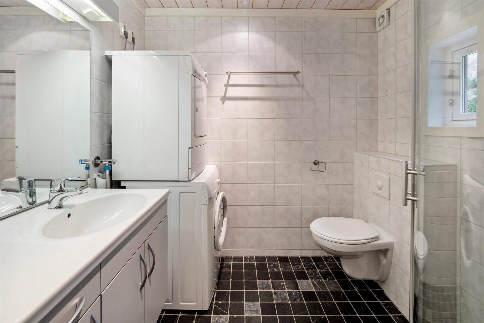 Flislagt bad med elektriske varmekabler i gulv og panel i himling. Galleribilde