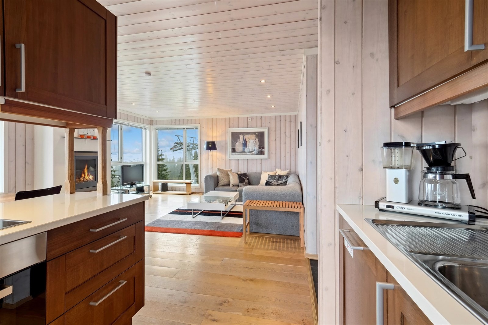 Det er rikelig med lagringsplass i skap og skuffer. Galleribilde