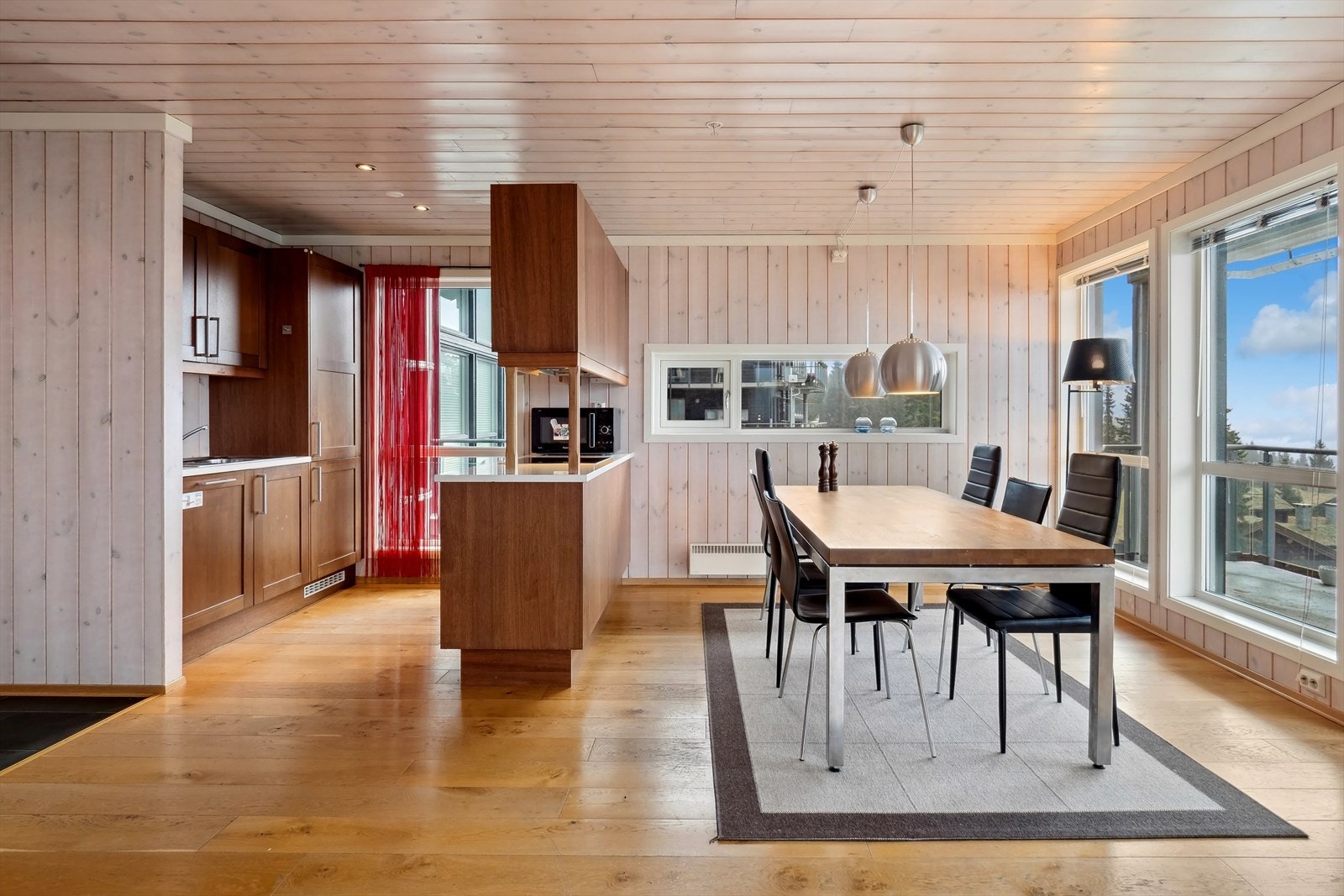 Det er videre plass til et stort spisebord hvor en bedre middag kan nytes sammen med det inviterte selskapet. Galleribilde