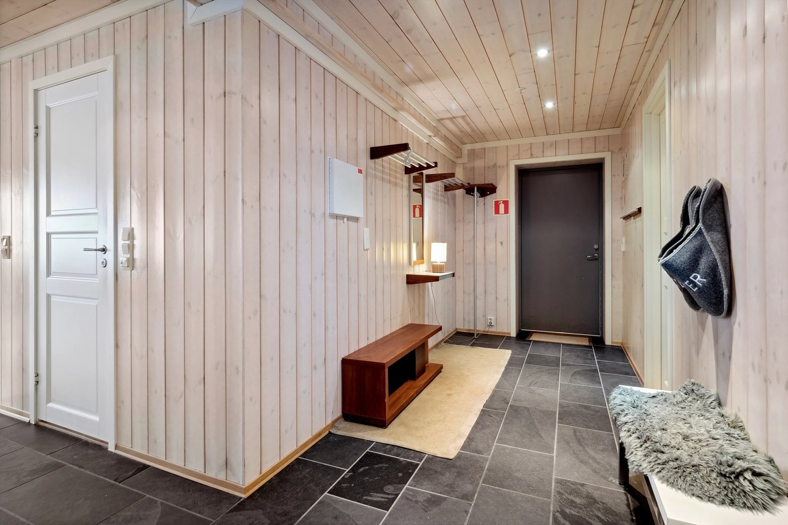 I gangen er det god plass til å henge fra seg yttertøy og sette fra seg skoene - om ønskelig er det mulig å etablere garderobeløsning. Galleribilde