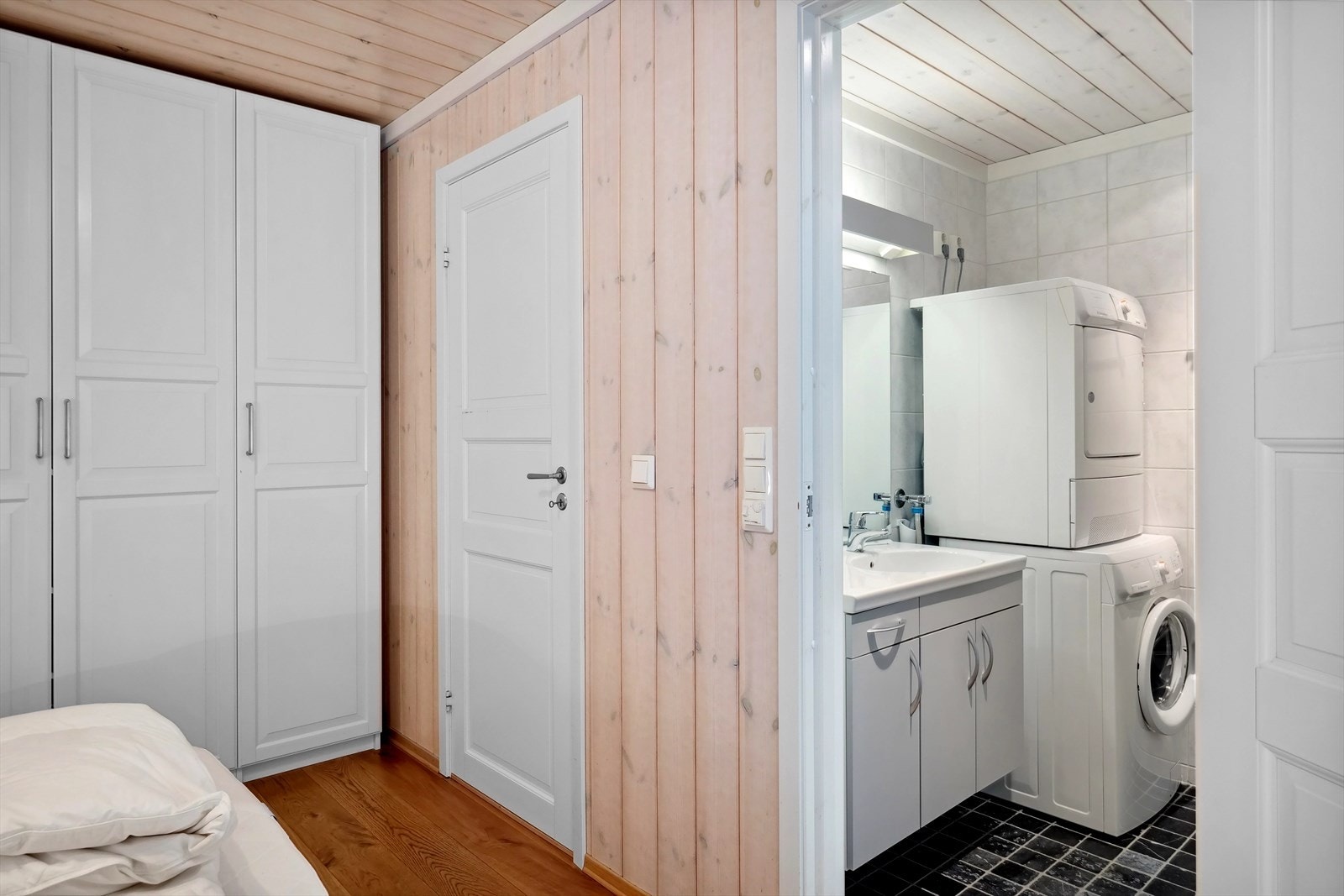 Soverommet har tilgang til eget baderom. Galleribilde