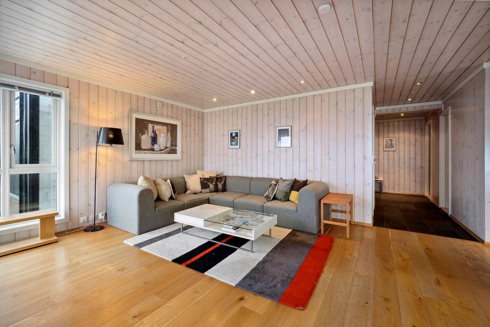 Stuen har god plass til en hyggelig sofagruppe og ønsket medie-/oppbevaringsmøblement. Galleribilde