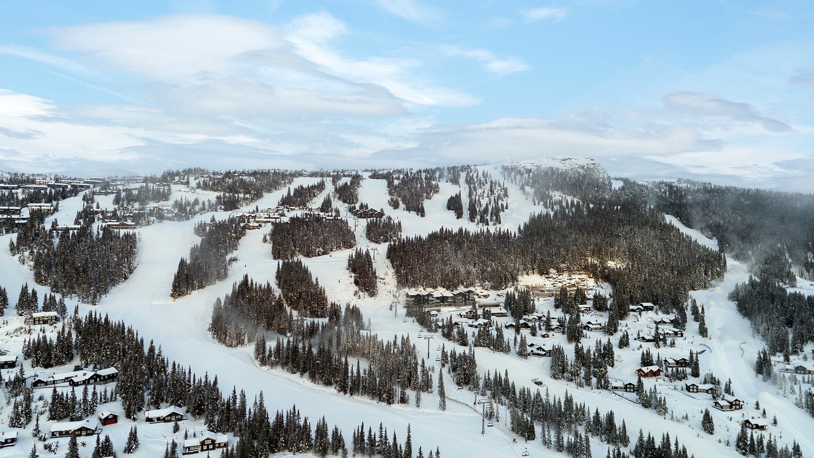 Kort vei Lettvint Bar & Café, samt Tyrihanstunet og Skitorget med blant annet restauranter, Vestsiden Deli, afterski, sportsbutikk og skiutleie. Galleribilde