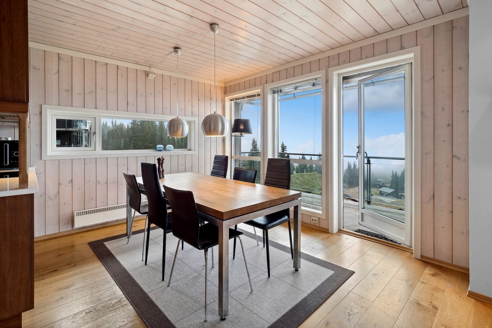 De store vindusflatene sammen med terrassedøren slipper inn godt med lys å skaper en luftig og fin atmosfære i rommet. Galleribilde