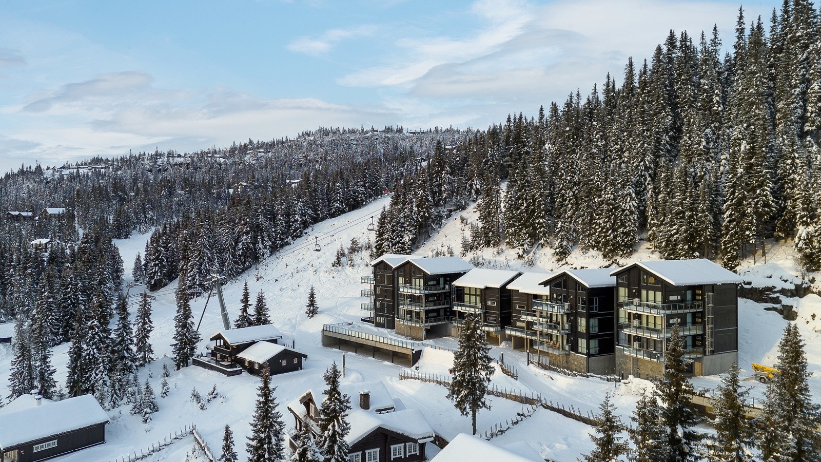 Her kan man ta på seg både alpinski og langrennsski rett utenfor døren med kort vei over alpinløypa for å komme til de preparerte langrennsløypene. Galleribilde