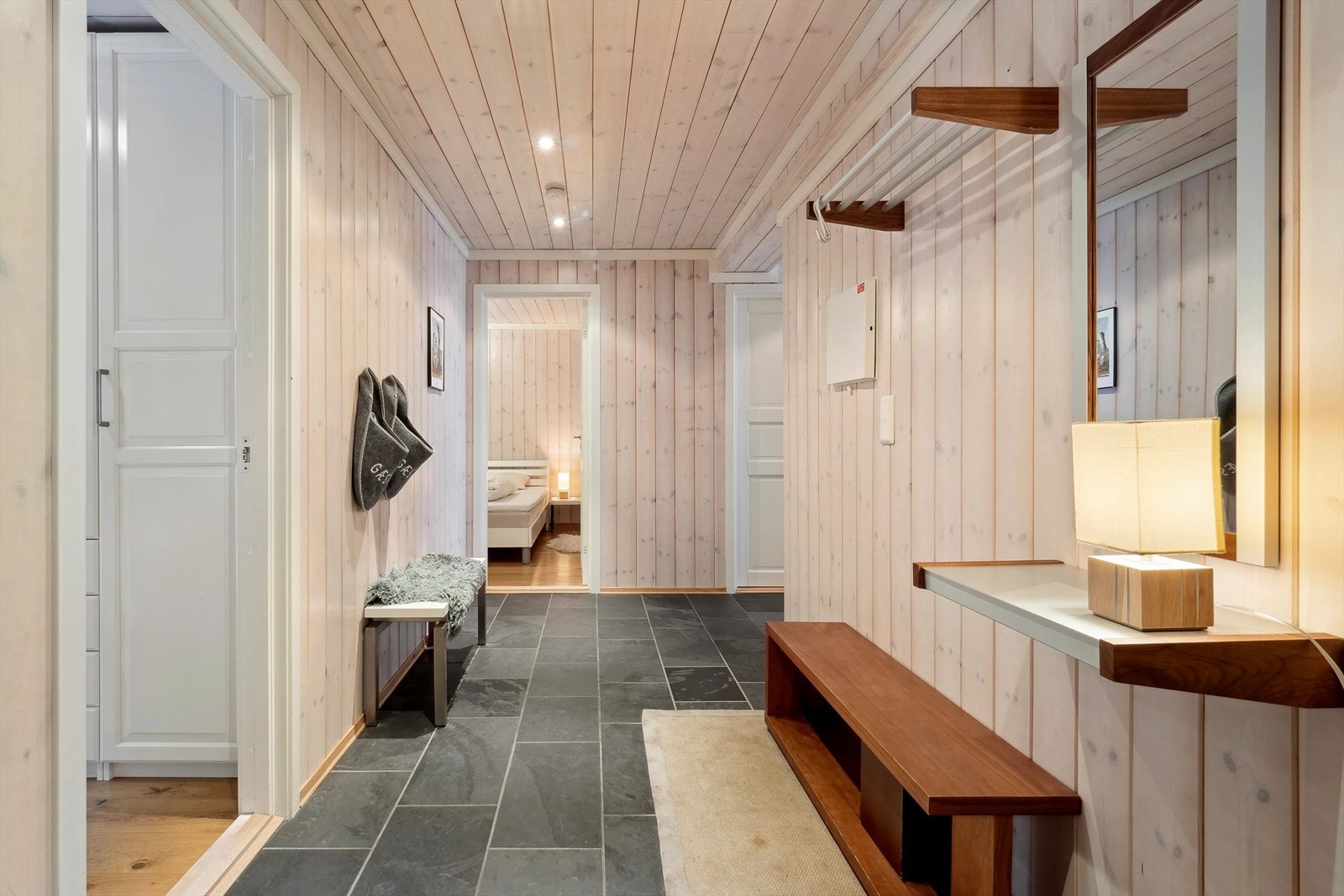 Lys og romslig entré med flislagt gulv og downlights i himling. Galleribilde