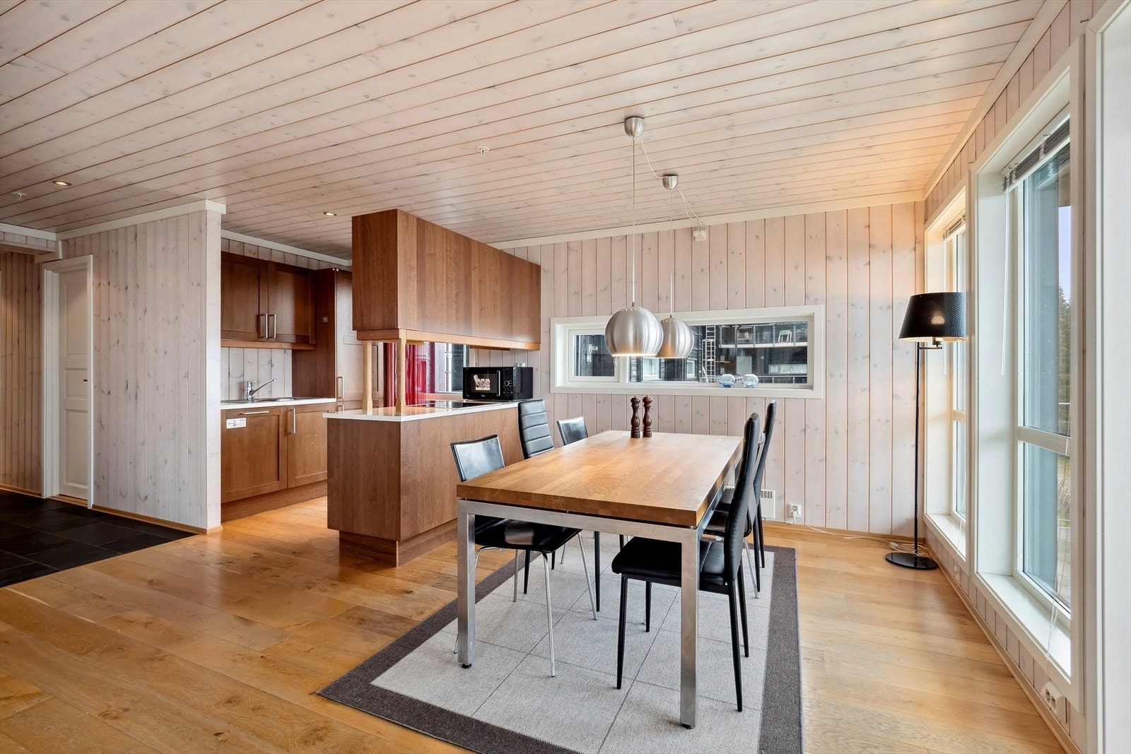 Med stue og kjøkken i ett blir det både gøy og sosialt å kokkelere til det inviterte selskapet. Galleribilde