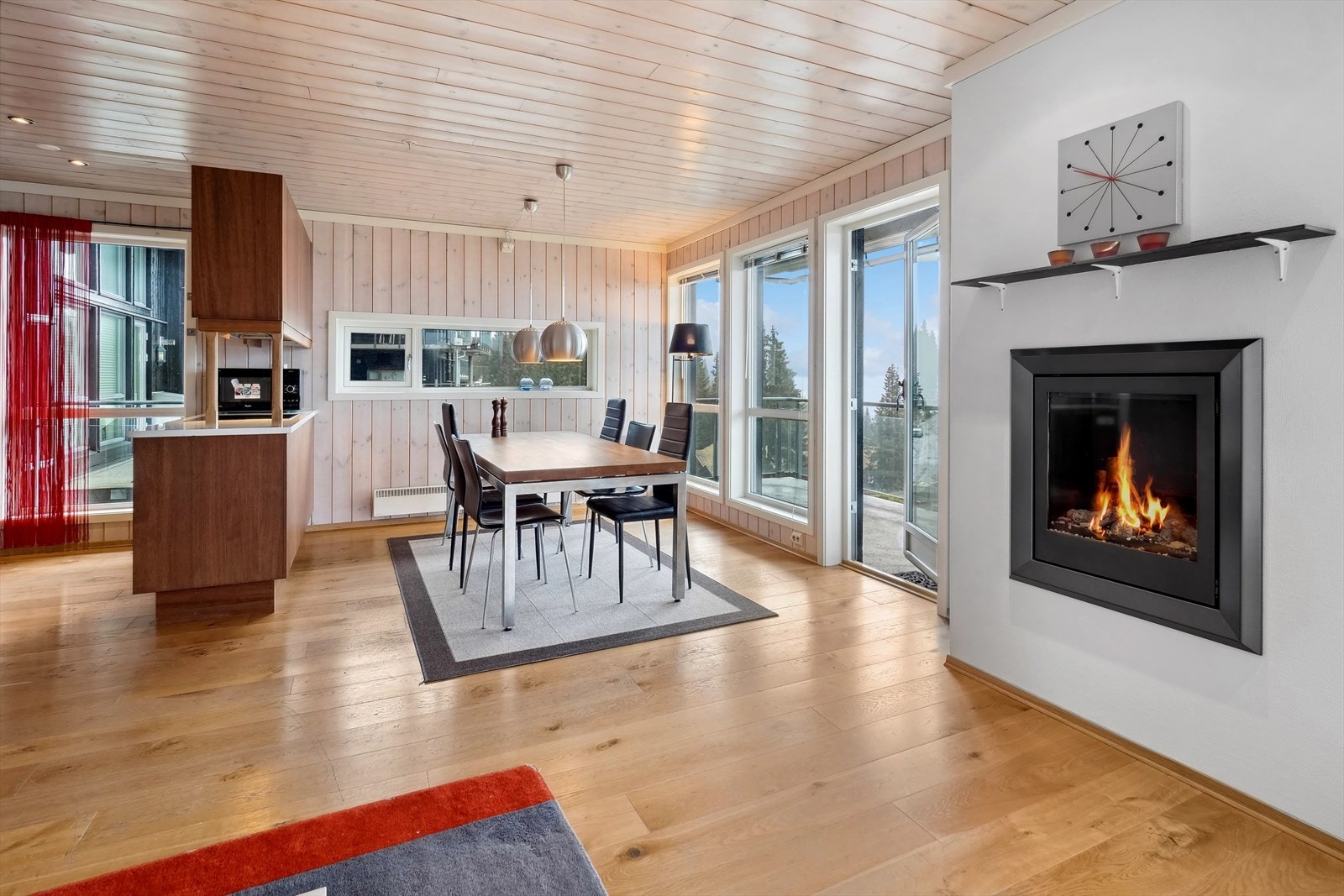 I stuen finner du en gasspeis som sørger for ekstra hygge og varme på kjølige dager. Galleribilde