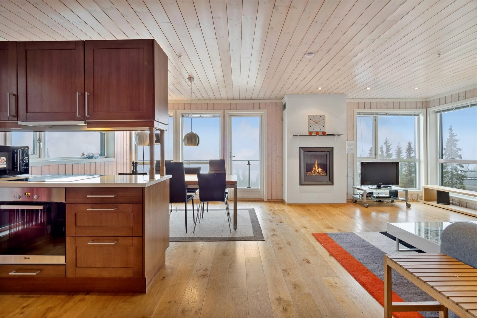 Velkommen inn - Stor stueavdeling med særdeles god møbleringsfrihet. Galleribilde