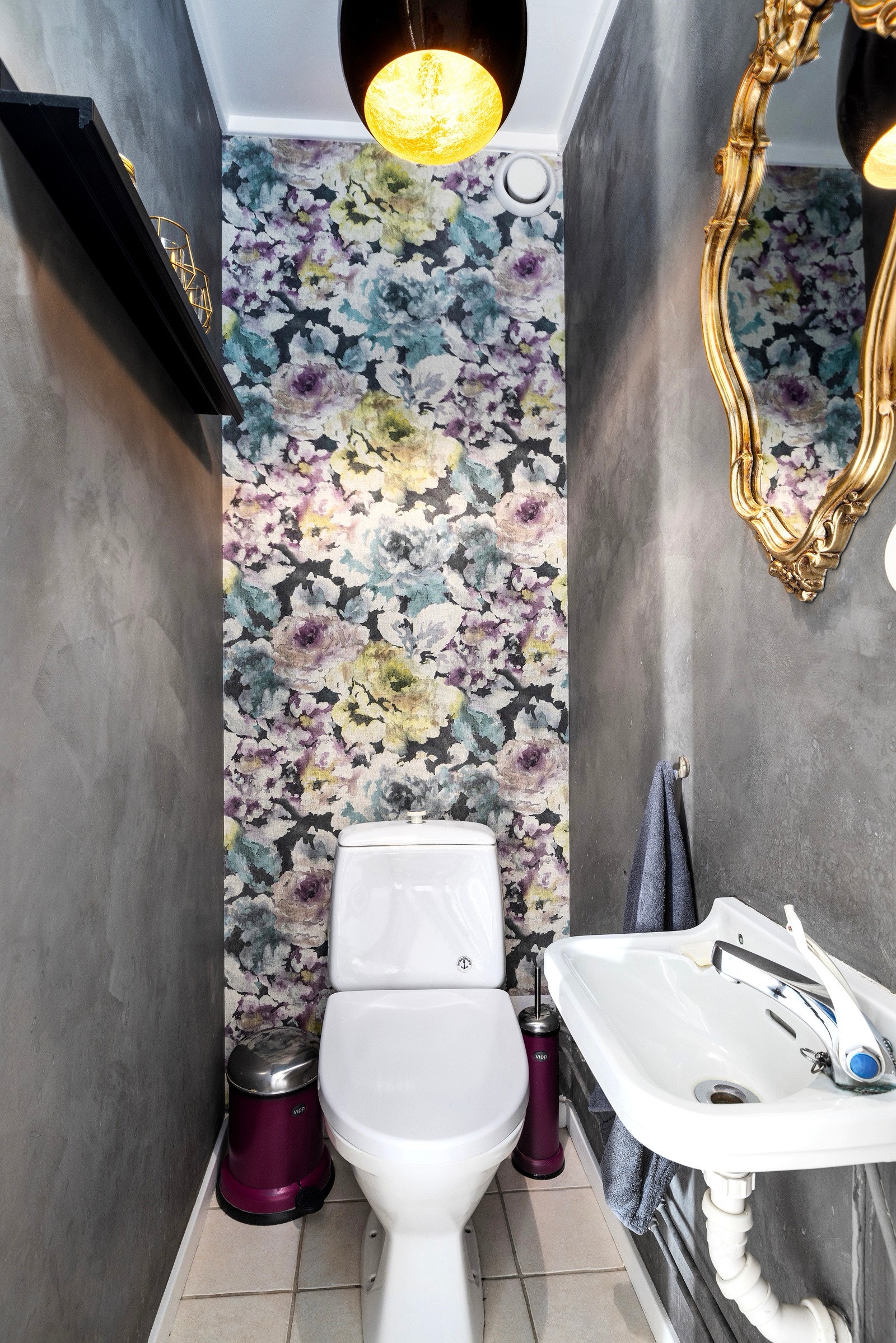 Separat toalettrom ligger vegg i vegg med badet. Galleribilde