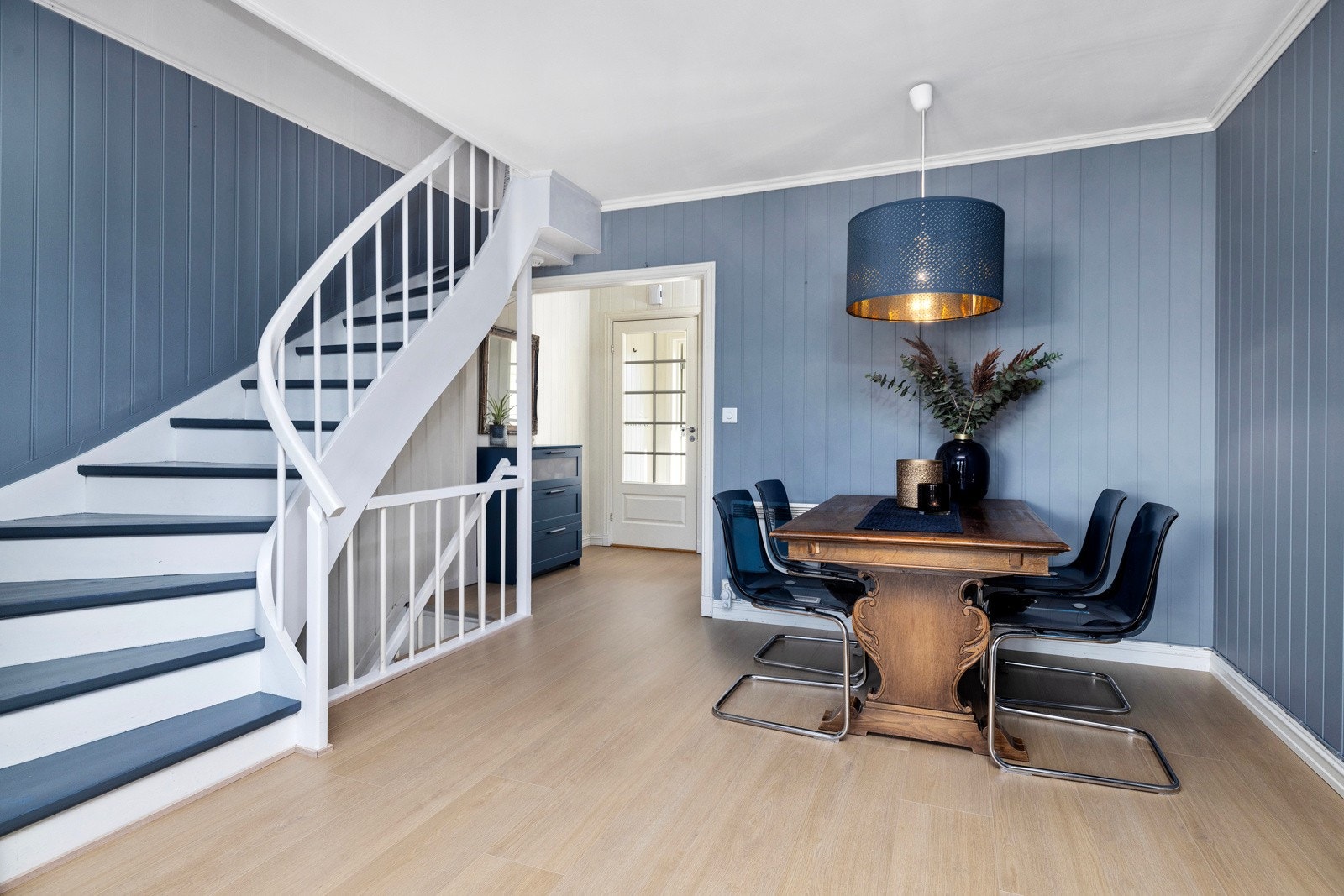 Trappeoppgang og god plass for spisestue. Galleribilde