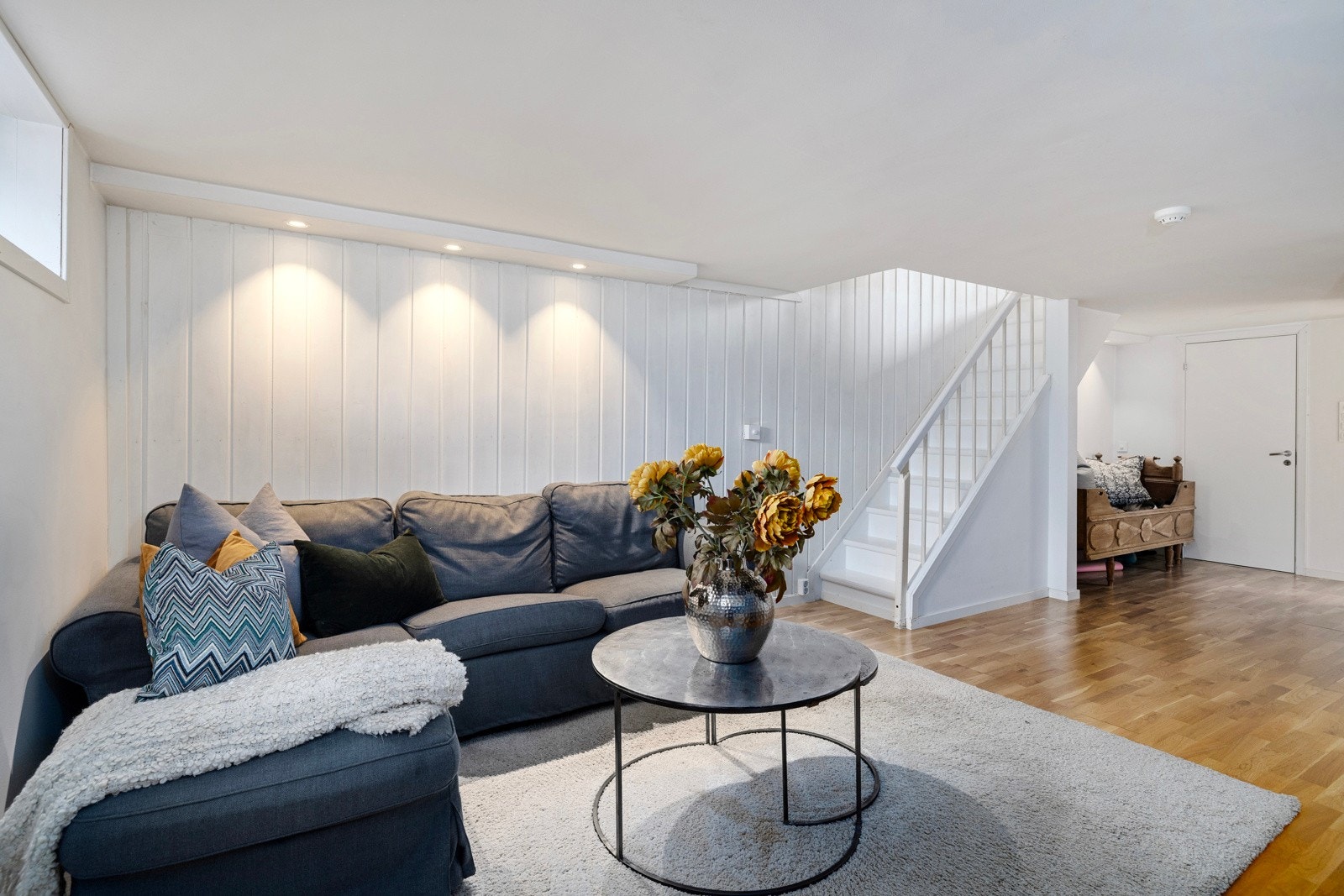 Kjellerrom innredet som stue (ikke søkt bruksendret og godkjent til varig opphold). Galleribilde