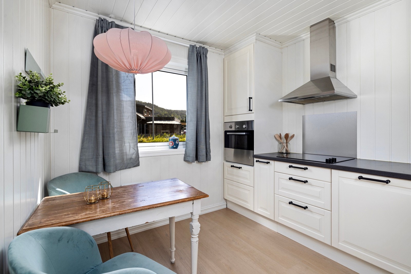 Romslig spisekjøkken med innredning fra 2011. Galleribilde