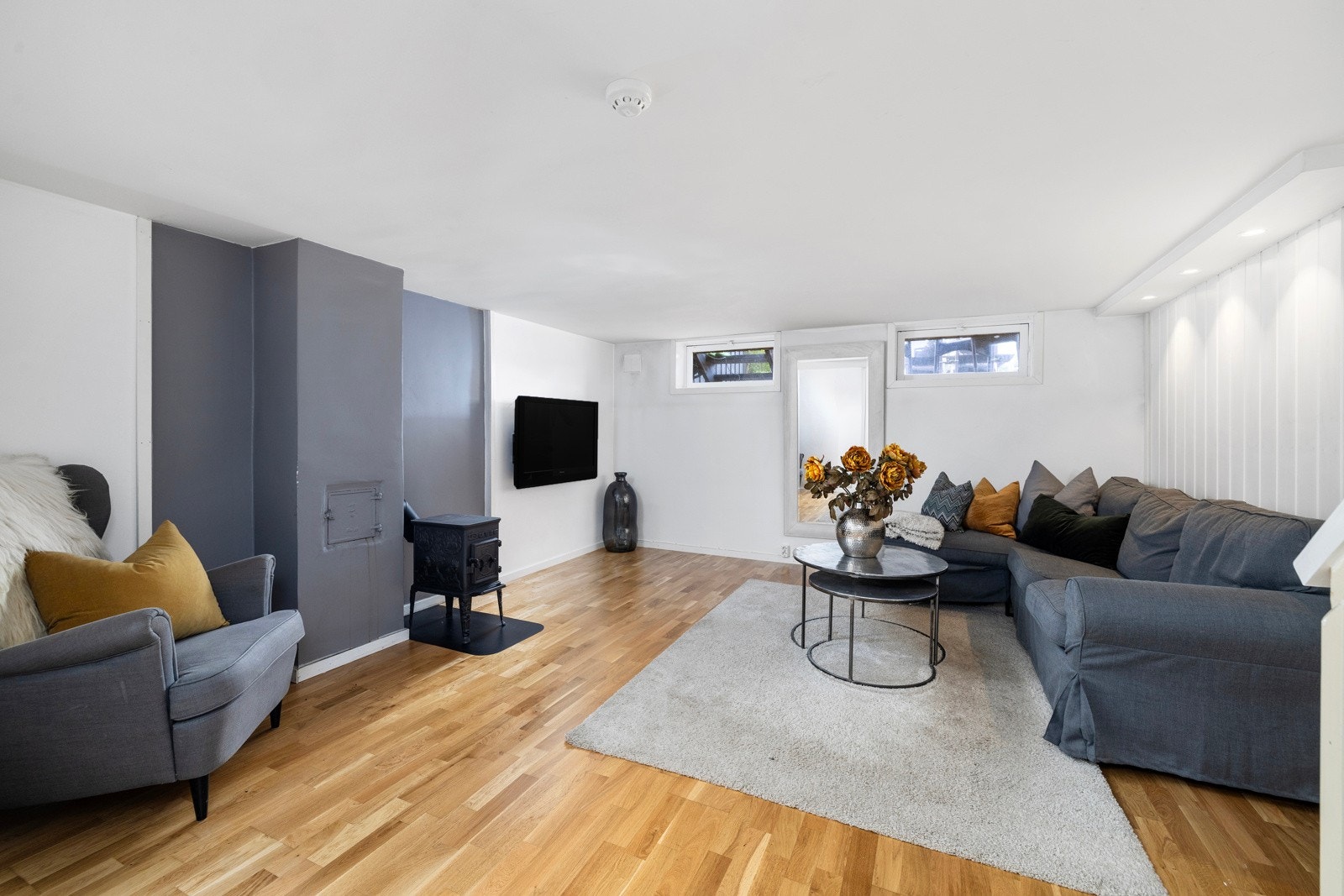 Kjellerrommet er innredet som tv-stue. To boder for oppbevaring. (ikke søkt bruksendret og godkjent til varig opphold). Galleribilde