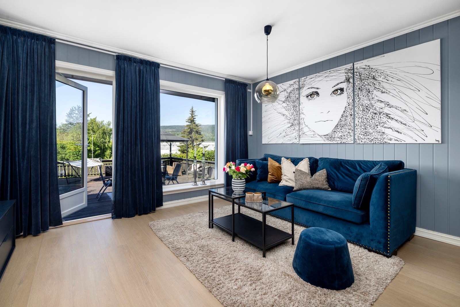 Stuen ble oppgradert med nytt gulv i 2024. Galleribilde