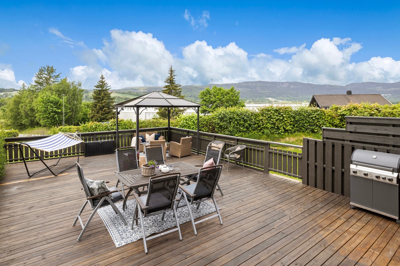 Terrassen var ny i 2019, og har tredekke, rekkverk og levegg i tre, samt hekk mot nabo. Det er port ned til fellesområdet. Galleribilde