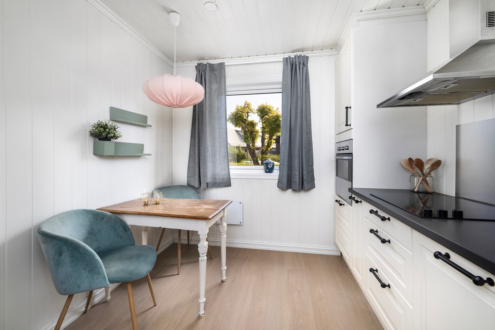 Det er plass til et lite spisebord ved vinduet. Galleribilde