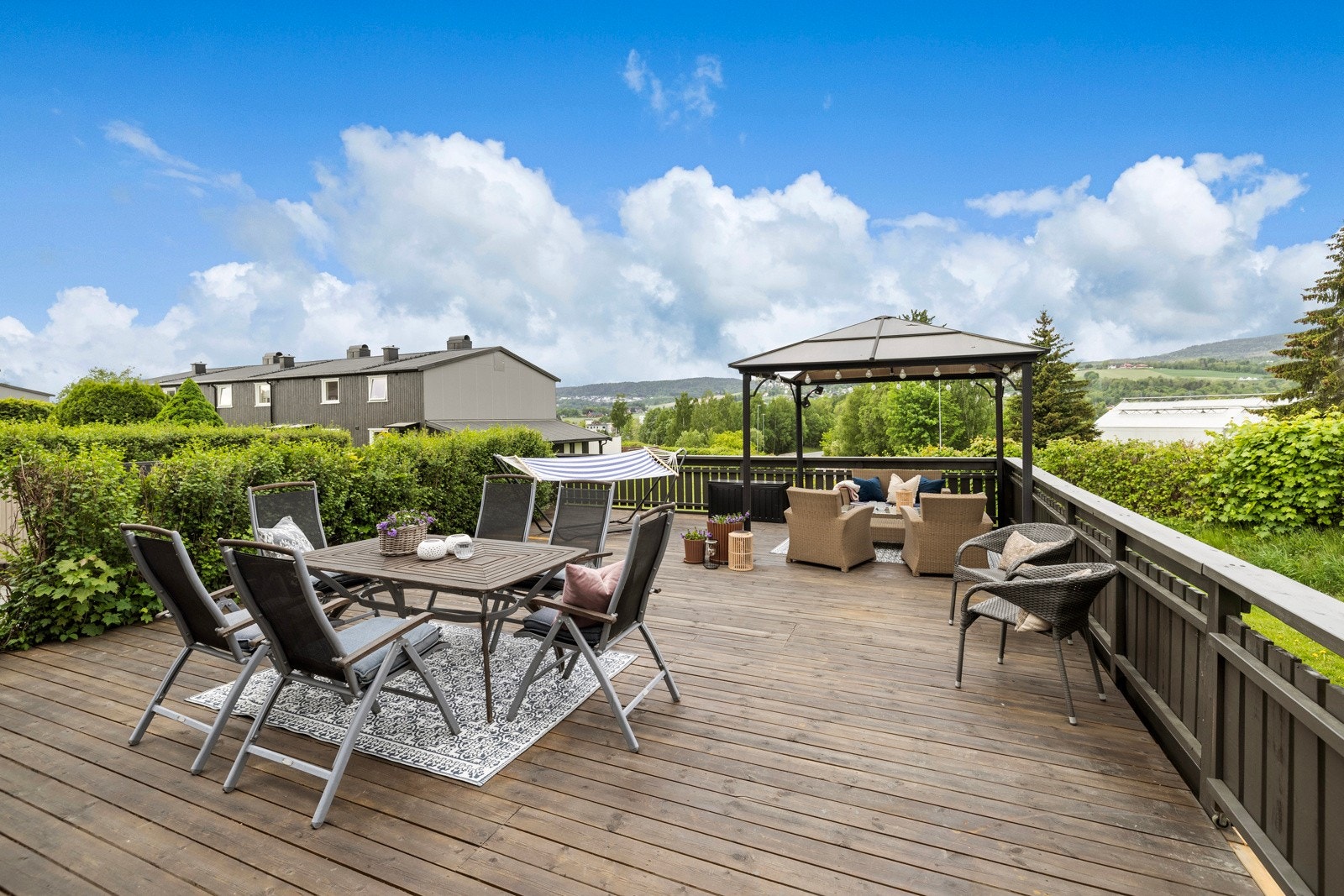 Sydvestvendt terrasse på hele 71 m² med svær gode solforhold og plass til flere sosiale soner. Galleribilde