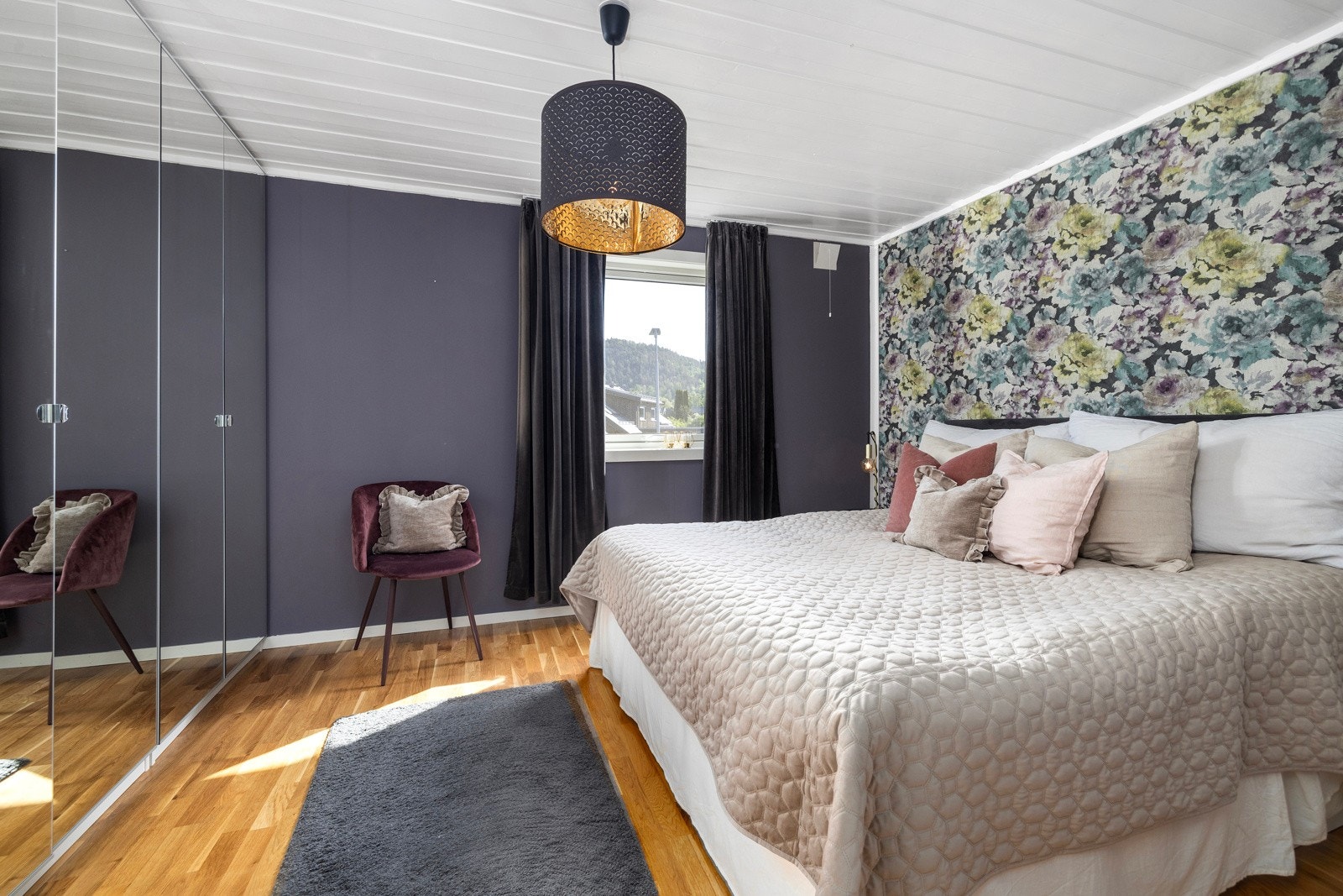 Masse garderobeplass til klær og utstyr. Galleribilde