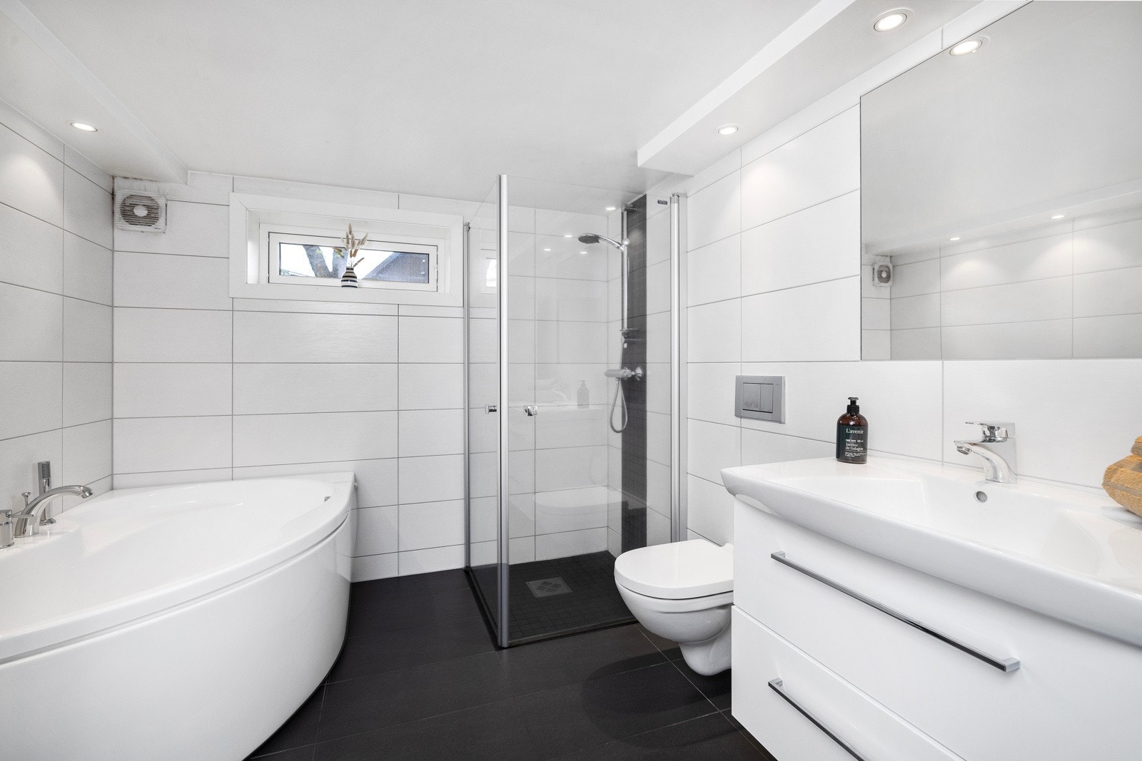 Romslig og lyst baderom pusset opp i 2016. Galleribilde