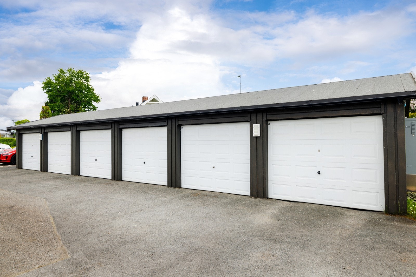 Parkering i rekkegarasje. Galleribilde