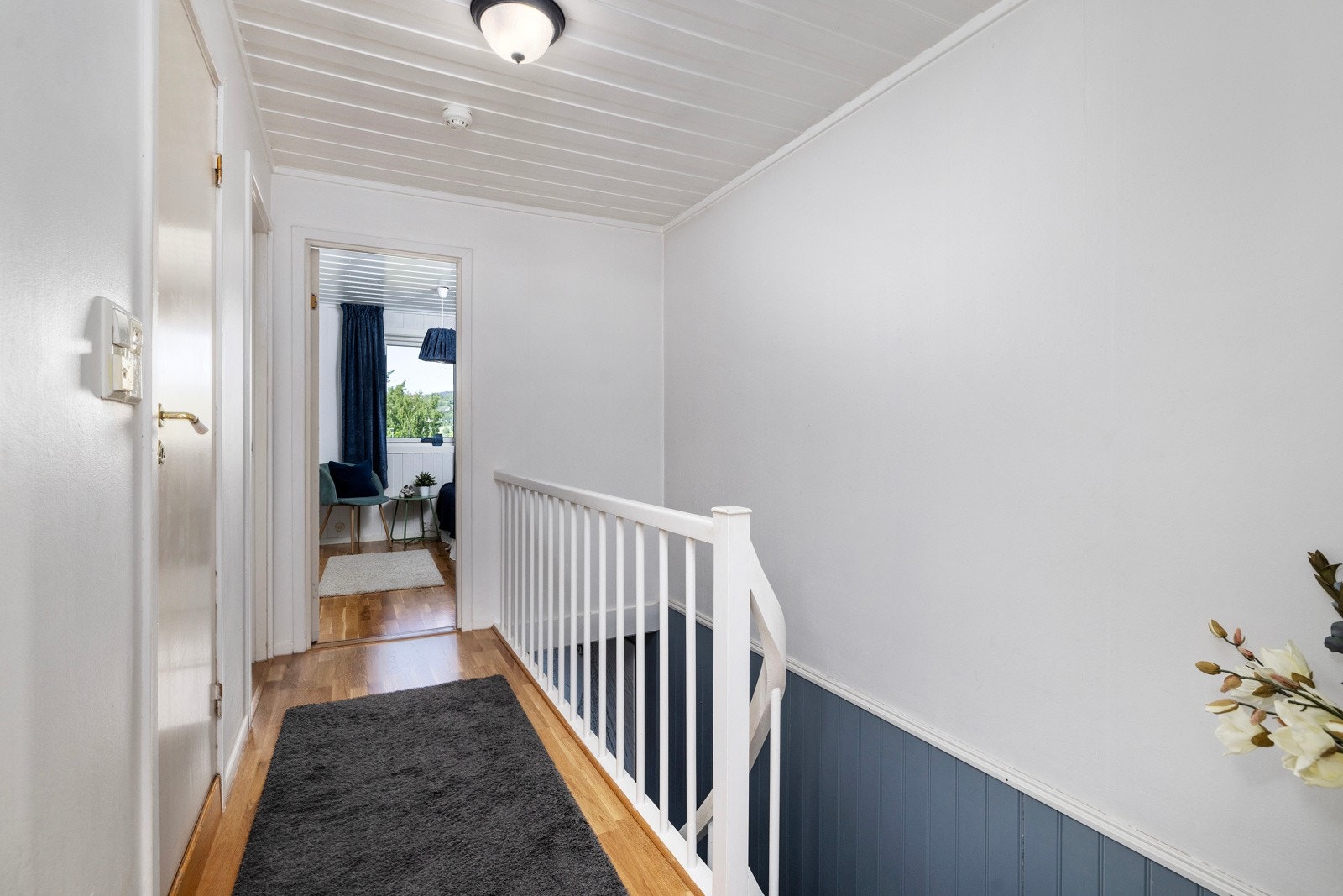 Boligen har familietilpasset løsning med 3 soverom og bad i 2. etasje. Galleribilde