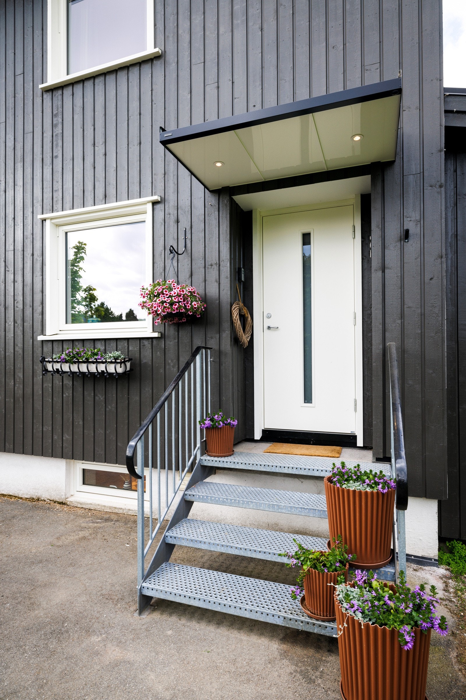 Hyggelig inngangsparti nylig oppgradert med nytt tak og belysning i regi av borettslag. Galleribilde