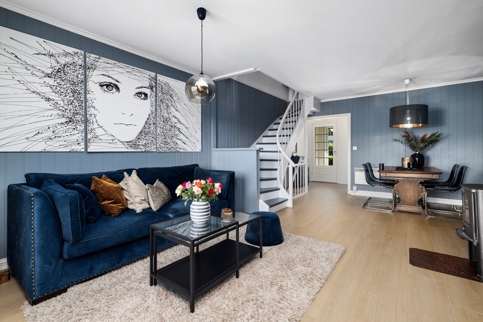 Det er plass til sofagruppe og spisebord i egne soner. Galleribilde