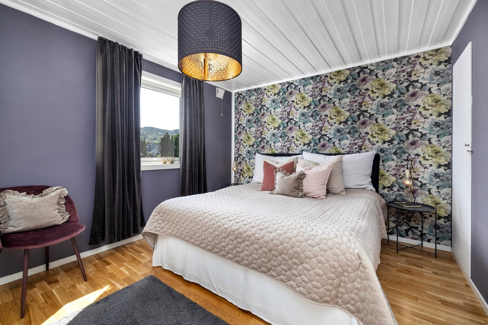 Stort og hyggelig hovedsoverom med god plass til dobbeltseng. Galleribilde