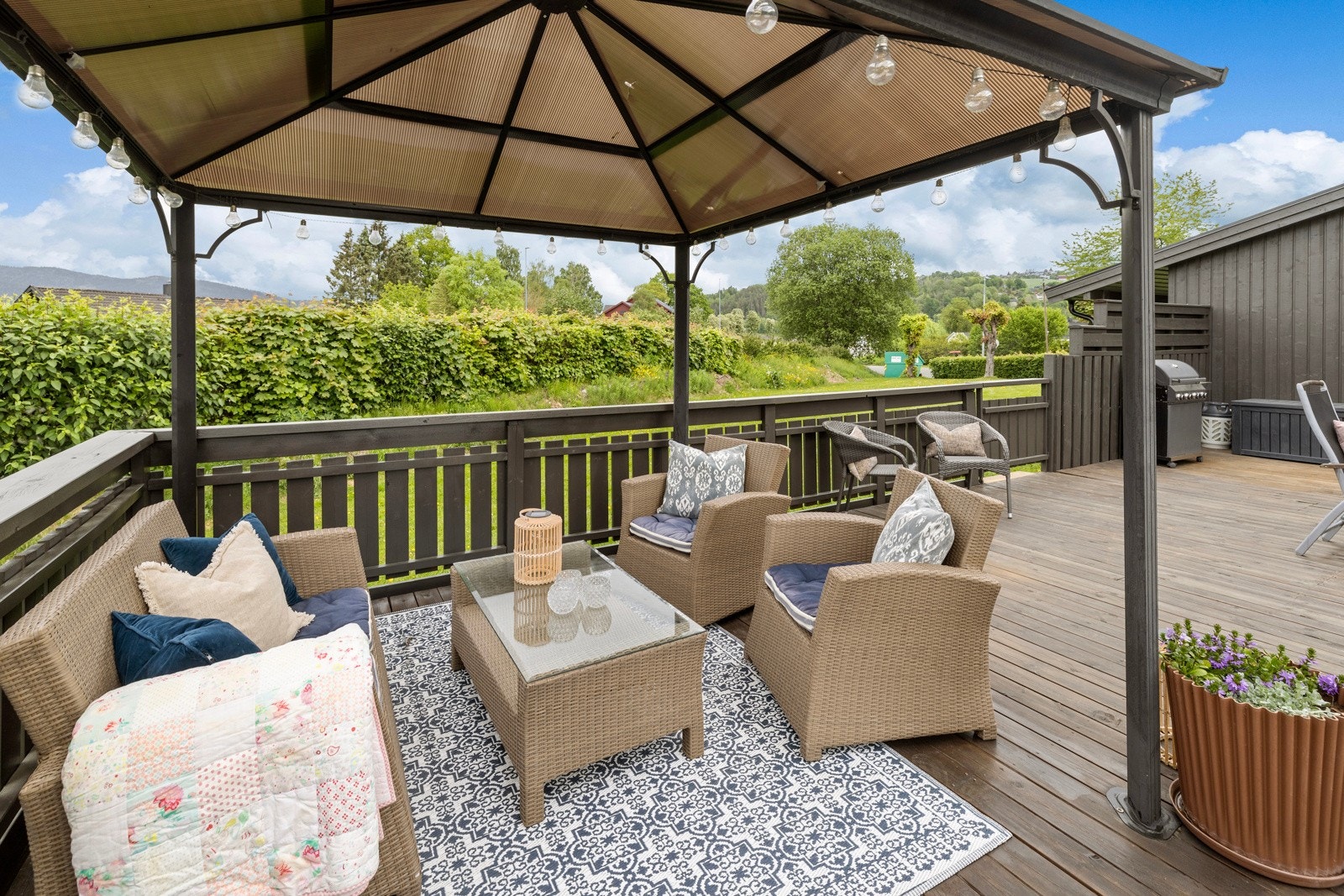 Terrassen kan innredes med sittegruppe og spisebord, samt solsenger for de fineste dagene. Galleribilde