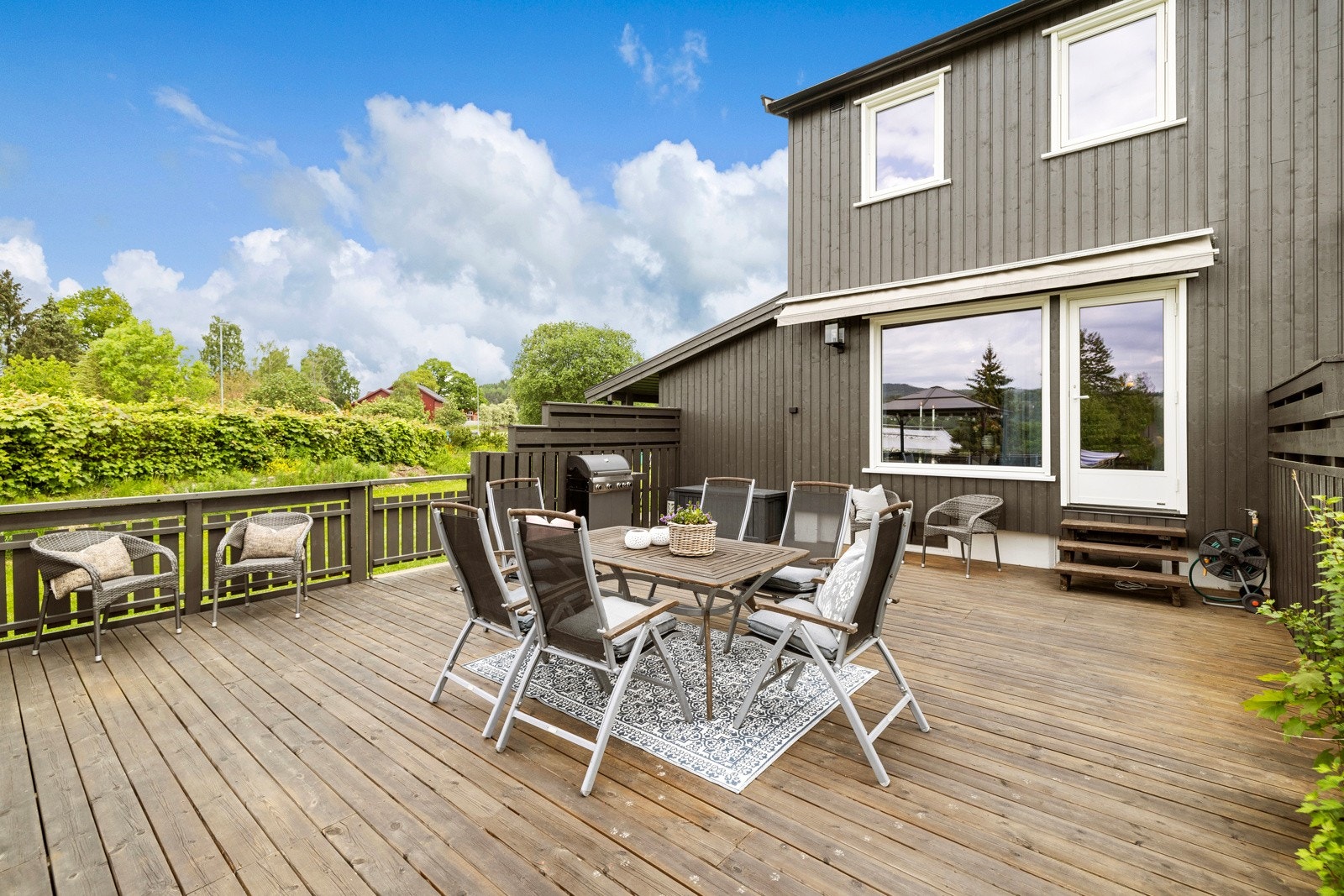 Solen kan nytes fra dag til sen kveld på terrassen. Elektrisk markise, utelys og stikkontakt er montert. Galleribilde