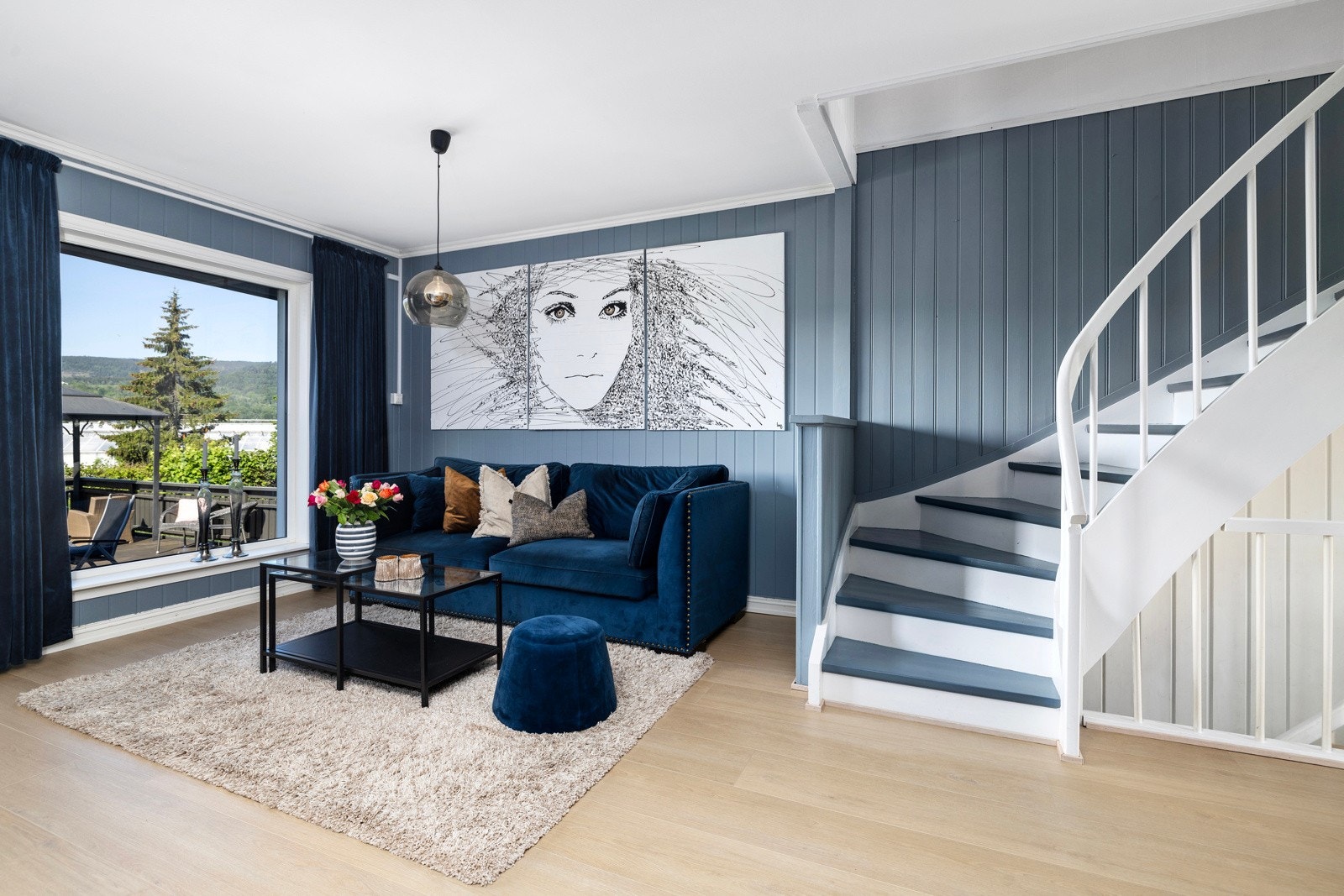 Stort vindu gir naturlig lysinnslipp og utsyn til terrassen. Galleribilde