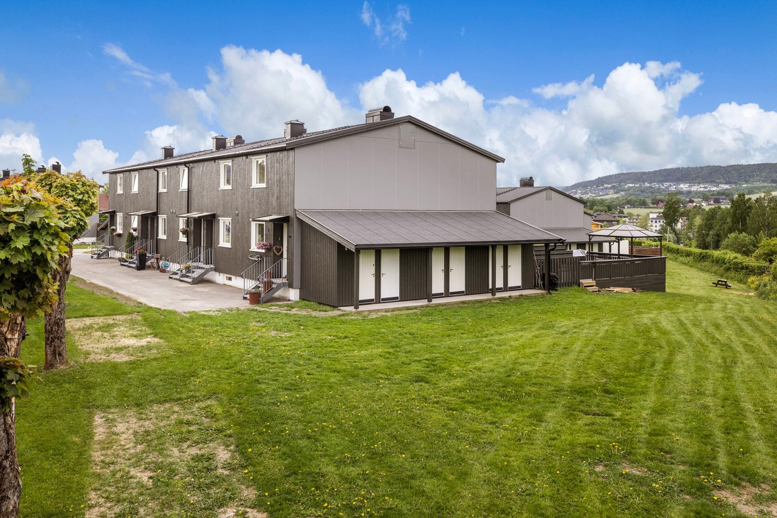 God internbeliggenhet på enden med enkel tilgang til fellesområde og utebod. Galleribilde