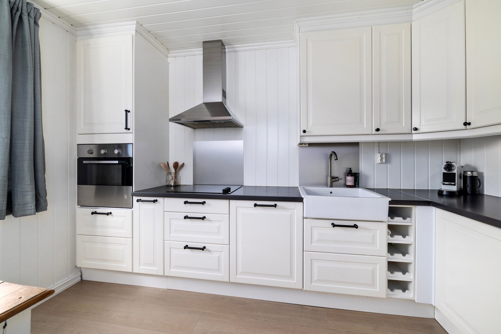 Kjøkkenet har praktisk løsning med god skap- og benkeplass. Galleribilde