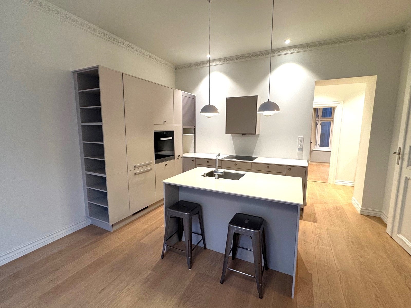 Kjøkken med kjøkkenøy Galleribilde